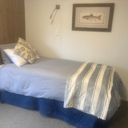 Anglers Adventure Paradise Cabin Bnb Wifi Parking Turangi Exterior photo